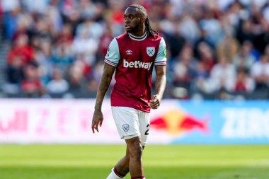 West Ham United takımından Aaron Wan-Bissaka, Premier League maçında West Ham United 'a karşı Bournemouth' u 5 Nisan 2025 'te Londra Stadyumu' nda izliyor.