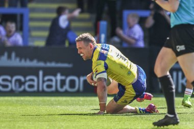 Warrington Wolves 'tan Matt Dufty, 6 Nisan 2025' te Warrington, İngiltere 'deki Halliwell Jones Stadyumu' nda oynanan Betfred Challenge Kupası çeyrek final karşılaşmasında denemesini kutluyor.