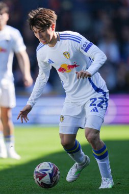 Leeds United takımından Ao Tanaka, Luton Town - Leeds United maçında 5 Nisan 2025 'te Kenilworth Road, Luton, İngiltere' de karşılaştı.