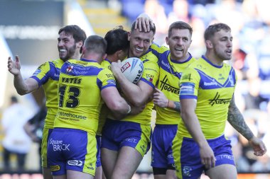 Warrington Wolves takımından Ben Currie, 5 Nisan 2025 'te Warrington, Warrington' da oynanan Betfred Challenge Cup çeyrek final maçında 12-6 'lık galibiyetini kutluyor.