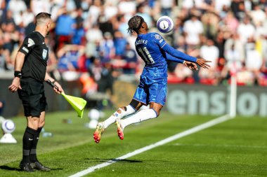 Chelsea 'den Noni Madueke Premier Lig karşılaşmasında topu kontrol ediyor Brentford Chelsea' ye karşı Gtech Community Stadyumu, Londra, Birleşik Krallık, 6 Nisan 2025