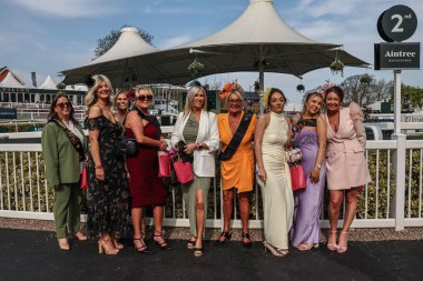 Bayanlar, Randox Grand National 2025 İkinci Gün Kadınlar Günü 'nde Aintree Yarış Pisti, Liverpool, Birleşik Krallık' a geldiler.