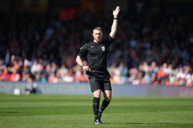 Hakem Thomas Bramall Gök İddia Şampiyonası maçında Luton Town, Leeds United 'a karşı Kenilworth Road, Luton, İngiltere, 5 Nisan 2025