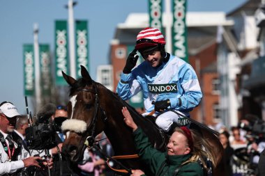 Stan Sheppard 'ın sürdüğü Cruz Kontrol, 5 Nisan 2025 tarihinde Aintree Yarış Pisti, Liverpool' da düzenlenen Randox Grand National 2025 Ulusal Günü 'nde denemesini kutluyor.