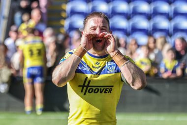 Warrington Wolves takımından Matt Dufty, 6 Nisan 2025 'te Halliwell Jones Stadyumu, Warrington, Birleşik Krallık' ta oynanan Betfred Challenge Kupası çeyrek final maçında galibiyeti kutluyor.