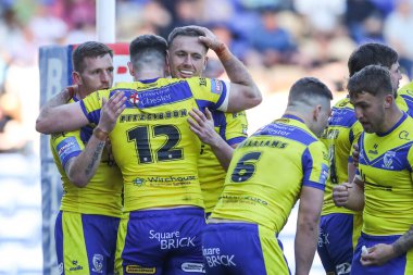Warrington Wolves takımından Ben Currie, 5 Nisan 2025 'te Warrington, Warrington' da oynanan Betfred Challenge Cup çeyrek final maçında 12-6 'lık galibiyetini kutluyor.