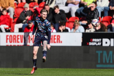 Blackpool takımından Hayden Coulson, 5 Nisan 2025 'te New York Stadyumu' nda oynanan Sky Bet 1 karşılaşmasında pas veriyor.