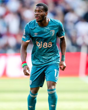 AFC Bournemouth takımından Dango Ouattara, Premier League maçında West Ham United ile Bournemouth maçını Londra Stadyumu 'nda, 5 Nisan 2025' de izliyor.