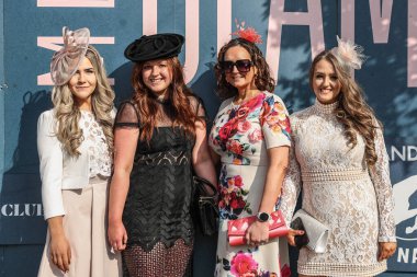 Bayanlar, Randox Grand National 2025 Bayram Günü 'nde İngiltere' nin Liverpool kentindeki Aintree Hipodromu 'na gelir.