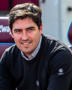 AFC Bournemouth takımından Andoni Iraola, 5 Nisan 2025 'te Londra' daki Londra Stadyumu 'nda oynanan Premier League maçından önce maçı izliyor.