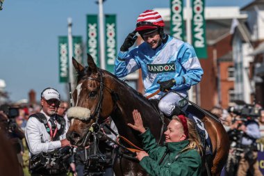 Stan Sheppard 'ın sürdüğü Cruz Kontrol, 5 Nisan 2025' te Aintree Yarış Pisti 'nde düzenlenen Randox Grand National 2025 Ulusal Günü' nde 14: 30 'da William Hill Handicap Chase' i kazandı.