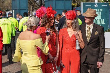 Bayanlar, Randox Grand National 2025 Bayram Günü 'nde İngiltere' nin Liverpool kentindeki Aintree Hipodromu 'na gelir.