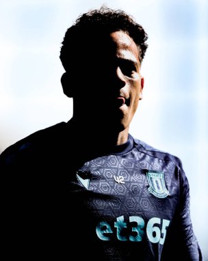 Stoke City 'den Milyon Manhoef, 5 Nisan 2025' te İngiltere 'nin Deepdale kentinde oynanan Preston North End-Stoke City maçında ısınıyor.