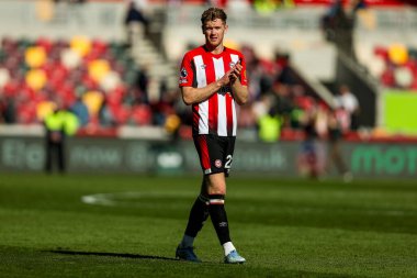 Brentford 'dan Nathan Collins, 6 Nisan 2025' te Londra 'daki Gtech Community Stadyumu' nda oynanan Premier League karşılaşması sonrasında takımlar berabere kaldıktan sonra taraftarları kabul ediyor.