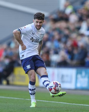 Preston North End 'den Robbie Brady, 5 Nisan 2025' te İngiltere 'nin Deepdale kentinde oynanan Preston North End Stoke City maçında pas veriyor.