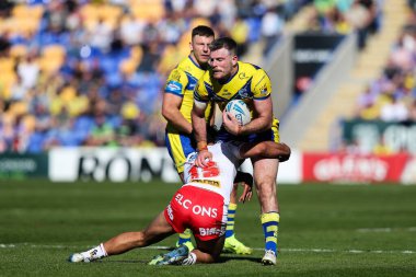 Warrington Wolves 'tan Lachlan Fitzgibbon, 5 Nisan 2025' te İngiltere 'nin Warrington şehrinde oynanan Betfred Challenge Cup Quarter Final Maçı' nda St. Helens 'a karşı James Bell tarafından yenildi.