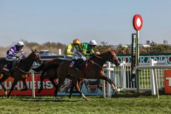 Mark Walsh tarafından sürülen Dürüstlük Politikası, 5 Nisan 2025 tarihinde Aintree Yarış Pisti, Liverpool, Birleşik Krallık 'ta düzenlenen Randox Grand National 2025 Günü' nde 13: 55 Turners Mersey Novices 'Engeli kazandı.