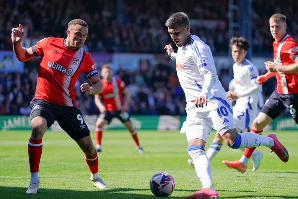 Leeds United takımından Jol Piroe, 5 Nisan 2025 'te Luton Town - Leeds United maçında topu geçiyor.