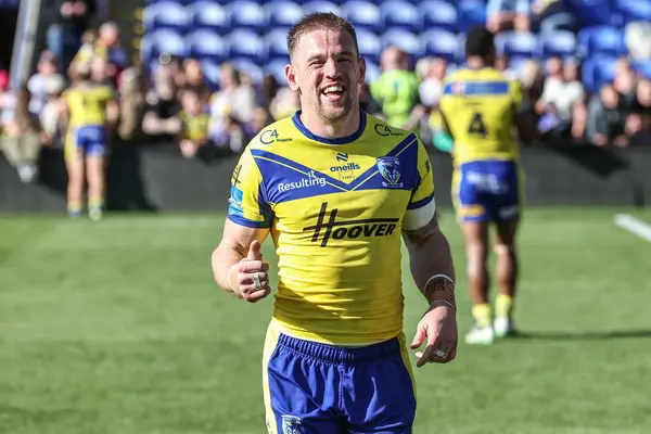 Warrington Wolves takımından Matt Dufty, 6 Nisan 2025 'te Halliwell Jones Stadyumu, Warrington, Birleşik Krallık' ta oynanan Betfred Challenge Kupası çeyrek final maçında galibiyeti kutluyor.
