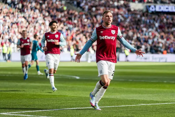 West Ham United takımından Jarrod Bowen, Premier League maçında 5 Nisan 2025 'te Londra' daki Londra Stadyumu 'nda West Ham United' a karşı Bournemouth maçında 2-1 'lik galibiyetini kutluyor.