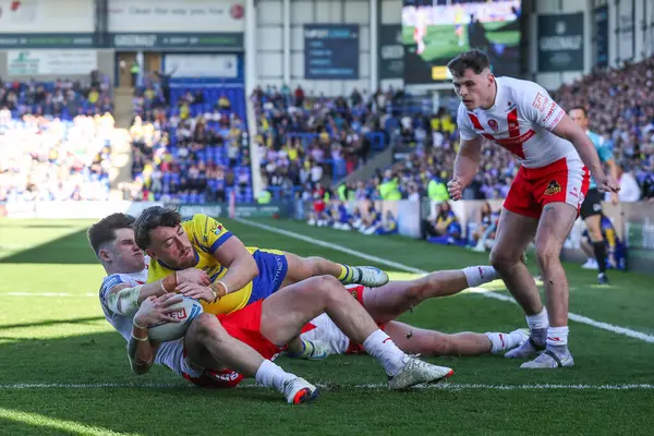 Warrington Wolves 'tan Matty Ashton, 5 Nisan 2025' te Halliwell Jones Stadyumu, Warrington 'da oynanan Betfred Challenge Cup Quarter Final Maçı' nda deneme çizgisinde mücadele etti.