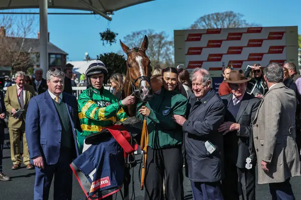 Mark Walsh tarafından sürülen Dürüstlük Politikası, 5 Nisan 2025 tarihinde Aintree Yarış Pisti, Liverpool, Birleşik Krallık 'ta düzenlenen Randox Grand National 2025 Günü' nde 13: 55 Turners Mersey Novices 'Engeli kazandı.