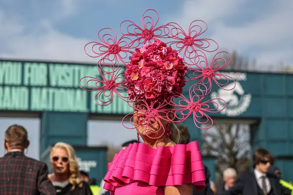 Bayanlar, Randox Grand National 2025 Bayram Günü 'nde İngiltere' nin Liverpool kentindeki Aintree Hipodromu 'na gelir.