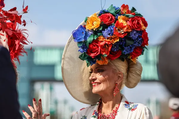 Bayanlar, Randox Grand National 2025 İkinci Gün Kadınlar Günü 'nde Aintree Yarış Pisti, Liverpool, Birleşik Krallık' a geldiler.