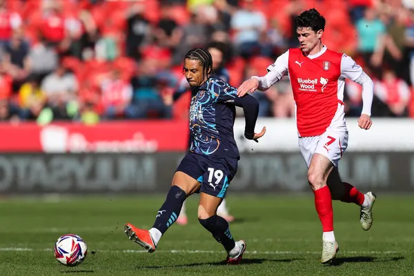 Blackpool 'dan Samuel Silvera, 5 Nisan 2025' te İngiltere 'nin Rotherham Stadyumu' nda oynanan 1.