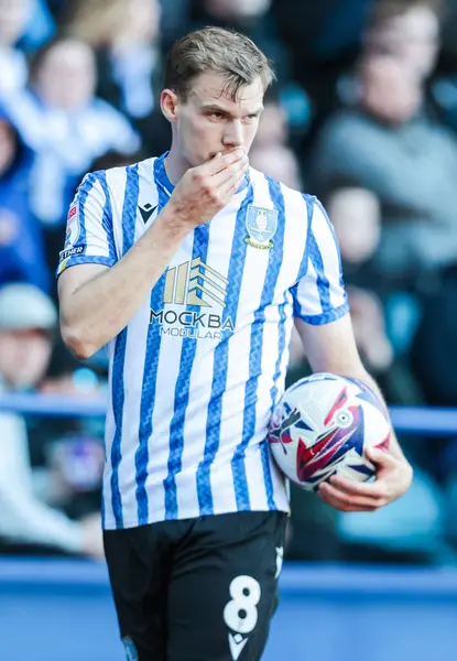 Sheffield 'den Svante Ingelsson Çarşamba günü Sheffield Wednesday, Hull City' ye karşı 5 Nisan 2025 'te, İngiltere' nin Hillsborough kentinde oynanan Gökyüzü İddia Şampiyonası maçında.