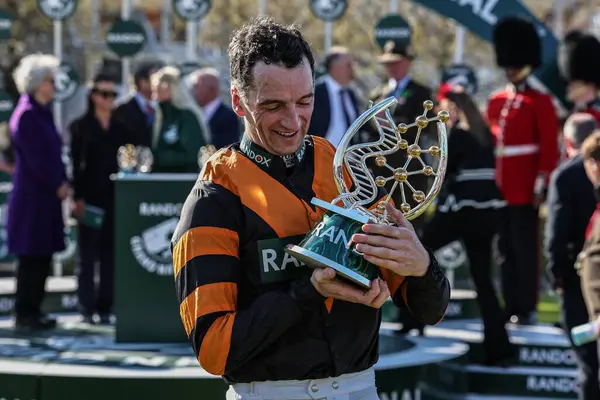 Patrick Mullins, 5 Nisan 2025 'te Aintree Yarış Pisti, Liverpool' da düzenlenen Randox Grand National 2025 Ulusal Günü 'nde Büyük Ulusal Kupayı kaldırdı.