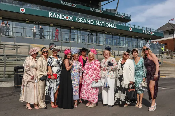 Bayanlar, Randox Grand National 2025 İkinci Gün Kadınlar Günü 'nde Aintree Yarış Pisti, Liverpool, Birleşik Krallık' a geldiler.