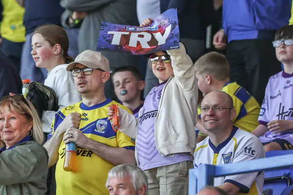 Warrington taraftarları takımlarını kutluyor. Betfred Challenge Kupası çeyrek final maçında Warrington Wolves St. Helens 'e karşı Halliwell Jones Stadyumu, Warrington, İngiltere, 6 Nisan 2025