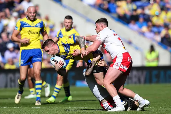 Warrington Wolves 'tan Marc Sneyd, 5 Nisan 2025' te İngiltere 'nin Warrington kentinde oynanan Betfred Challenge Kupası çeyrek final maçı Warrington Wolves' a karşı St Helens maçında mücadele etti.