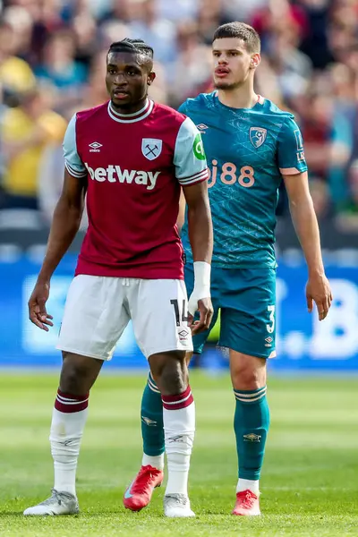 West Ham United 'tan Muhammed Kudus ve AFC Bournemouth takımından Milos Kerkez, 5 Nisan 2025' te Londra Stadyumu 'nda oynanan Premier League maçı sırasında izlediler.