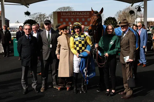 Kurtarıcı Mundi, Paul Townend tarafından 4 Nisan 2025 'te Aintree Yarış Pisti' nde düzenlenen Randox Grand National 2025 Kadınlar Günü 'nde mütevelli taciri Top Acemi Acemi Adayları Engeli' nin ardından ödül töreninde muhafaza edildi.