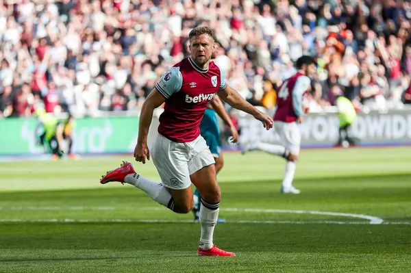 West Ham United takımından Niclas Fullkrug, 5 Nisan 2025 'te Londra' daki Londra Stadyumu 'nda oynanan Premier League maçında 1-1 kazanma hedefini kutluyor.