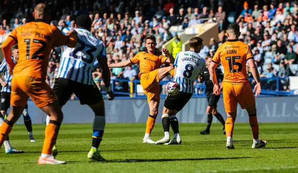 Hull City 'den Sean McLoughlin, 5 Nisan 2025' te Sheffield Wednesday, Hillsborough, Sheffield City 'de Hull City' ye karşı oynanan Gökyüzü İddia Şampiyonası maçında kaleye ateş etti.