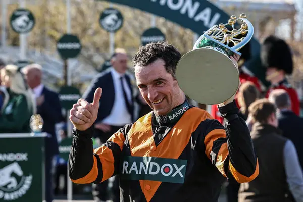 Patrick Mullins, 5 Nisan 2025 'te Aintree Yarış Pisti, Liverpool' da düzenlenen Randox Grand National 2025 Ulusal Günü 'nde Büyük Ulusal Kupayı kaldırdı.
