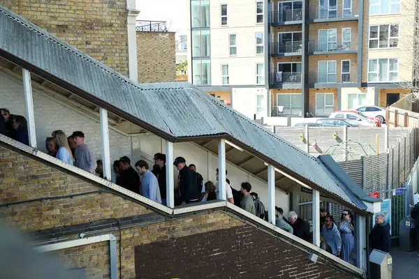 Taraftarlar Premier Lig karşılaşması öncesinde Kew Köprüsü İstasyonu 'na vardılar Brentford Chelsea' ye karşı Gtech Community Stadyumu, Londra, İngiltere, 6 Nisan 2025