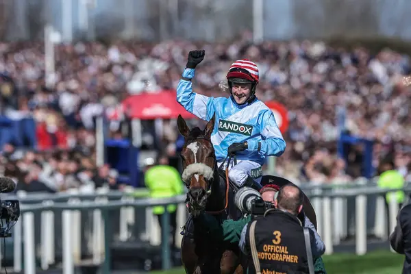 Stan Sheppard 'ın sürdüğü Cruz Kontrol, 5 Nisan 2025' te Aintree Yarış Pisti 'nde düzenlenen Randox Grand National 2025 Ulusal Günü' nde 14: 30 'da William Hill Handicap Chase' i kazandı.