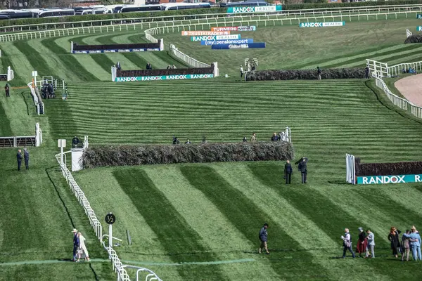 Aintree 'nin, 5 Nisan 2025 tarihli Randox Grand National 2025 Ulusal Günü' nde Aintree Yarış Pisti 'nde genel bir görüntüsü.
