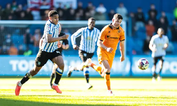 Sheffield 'li Shea Charles, 5 Nisan 2025' te Sheffield, Sheffield, İngiltere 'de Çarşamba günü Hull City' ye karşı oynanan Gökyüzü İddia Şampiyonası maçında topla koşuyor.