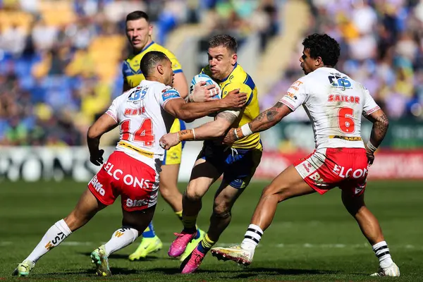 St. Helens 'li Moses Mbye ve St. Helens' li Tristan Sailor, Warrington Wolves 'un 5 Nisan 2025' te Halliwell Jones Stadyumu 'nda oynanan Betfred Challenge Cup Quarter Final maçı sırasında Warrington Wolves' la mücadele etti.