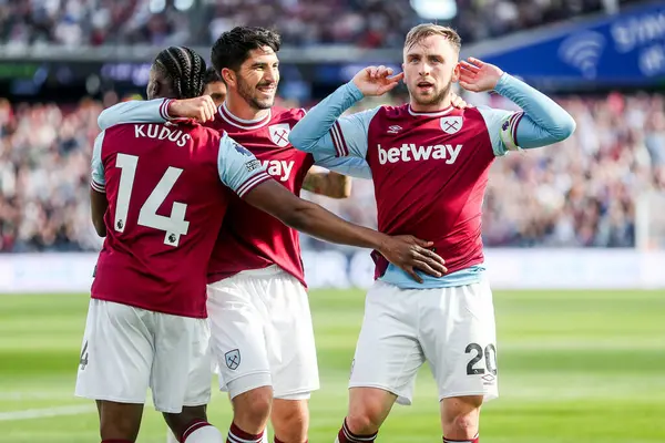 West Ham United takımından Jarrod Bowen, Premier League maçında 5 Nisan 2025 'te Londra' daki Londra Stadyumu 'nda West Ham United' a karşı Bournemouth maçında 2-1 'lik galibiyetini kutluyor.