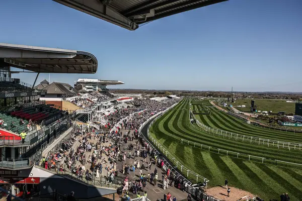 Aintree 'nin, 5 Nisan 2025 tarihli Randox Grand National 2025 Ulusal Günü' nde Aintree Yarış Pisti 'nde genel bir görüntüsü.