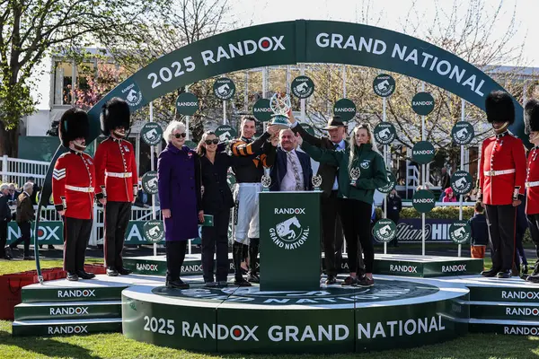 Patrick Mullins, Stewart Andrews ve Willie Mullins, 5 Nisan 2025 'te Aintree Yarış Pisti' nde düzenlenen Randox Grand National 2025 Ulusal Günü 'nde Grand National Trohpy' yi kaldırdılar.