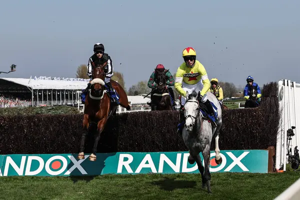 Harry Cobden 'ın bindiği Caldwell Potter, Aintree Yarış Pisti, Liverpool, Birleşik Krallık' ta düzenlenen Randox Grand National 2025 Kadınlar Günü 'nde Huyton Asphalt Franny Blennerhassett Memorial Mildmay Acemi Kovalamacası' nda çiti temizliyor.