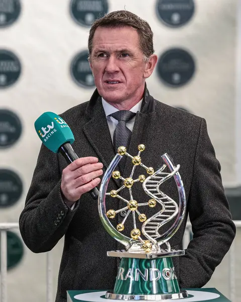 Bir P McCoy, nam-ı diğer Tony McCoy, 5 Nisan 2025 'te Aintree Yarış Pisti' nde düzenlenen Ulusal Ulusal Randoks Günü 'nde Büyük Ulusal Kupa ile ITV' ye konuştu.