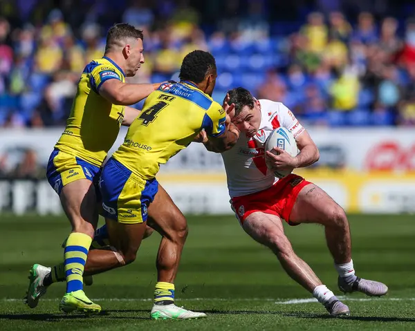 Warrington Wolves 'tan George Williams ve Warrington Wolves' tan Rodrick Tai, St. Helens 'ten Jack Welsby ile oynadıkları Betfred Challenge Cup Quarter Final Maçı' nda Warrington Wolves, St. Helens 'e karşı Halliwell Jones Stadyumu, Warrington, Birleşik Krallık